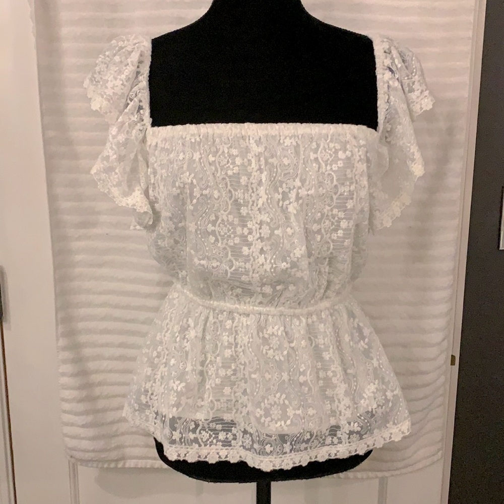 NWT Cupcakes and Cashmere White Lace Top. 445